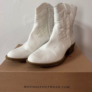Coconuts by Matisse White Pistol Cowboy Booties, size 8.5